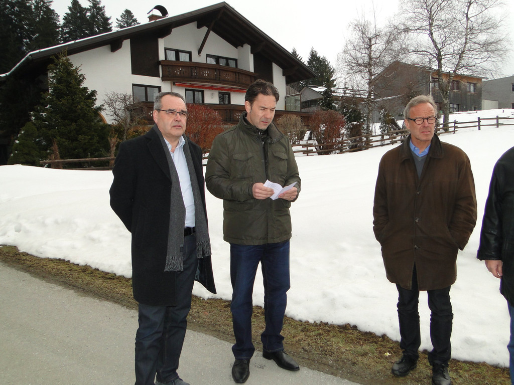 Dorfhus_Spatenstich3_4_13_est-03.JPG