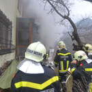 Feuwerwehr bei Wohnhausbrand in Gloggnitz Aue mehrere Stunden im Einsatz
