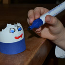 04 Male ein lustiges Gesicht auf das Ei.JPG