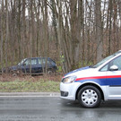 Auto landet im Wald