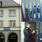 Die Schüler lauschen gespannt in einer Zelle der Polizei.