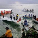 Bali: Flugzeug schießt über die Landebahn und stürzt ins Meer 