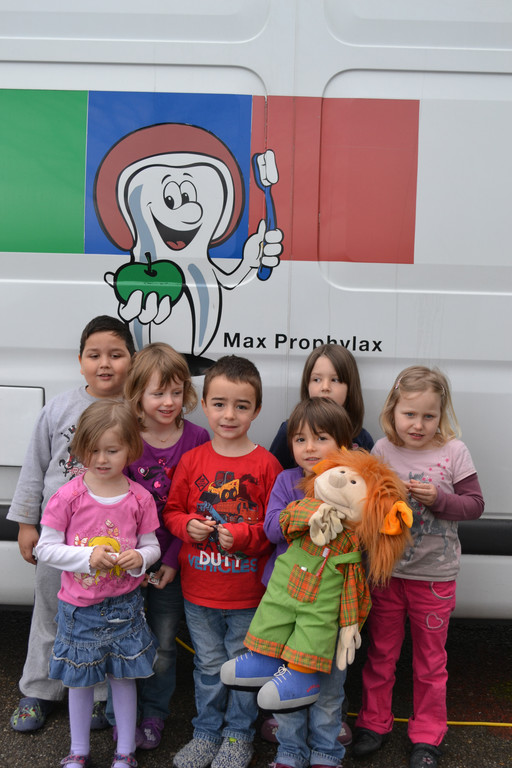 10 Ismail _6__ Belinda _4__ Maya_4__ Emil _4__ Jana _5__ Amrei _4_ und Sarah _5_ nach der gelungenen Untersuchung.JPG