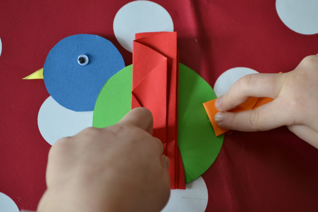 15 ___und klebe ihn als Schwanzfeder auf den Vogelk__rper.JPG