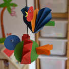 16 Mithilfe einer Nadel kannst du deinen Vogel an einem Faden befestigen.JPG
