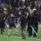 Fans von AEK Athen stürmen das Spielfeld