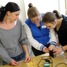 Schülerinnen beim Zusammensetzen des Werkstücks (li. Daniela Winder).