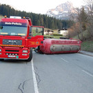 Lkw-Anhänger kippt um