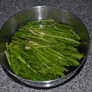 02 Wasche L__wenzahnbl__tter_ Feldsalat und Apfel.JPG