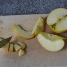 03 Schneide den Apfel in kleine St__cke.JPG
