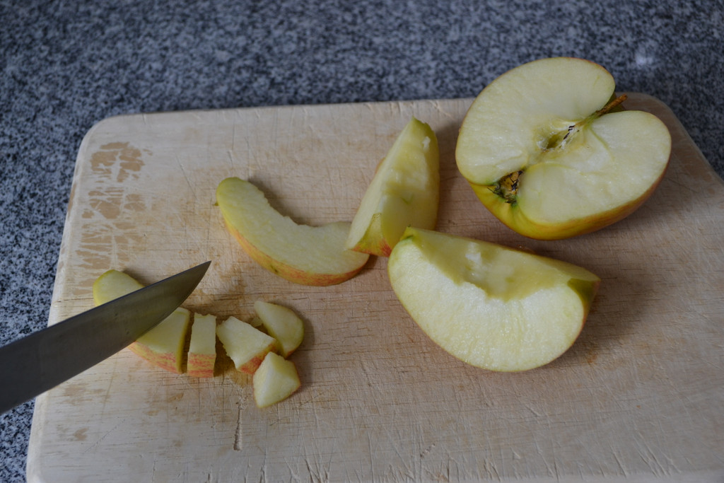 03 Schneide den Apfel in kleine St__cke.JPG