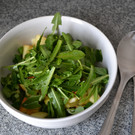 04 Gib Feldsalat_ Apfelst__cke und L__wenzahnbl__tter in eine Salatsch__ssel___.JPG