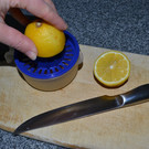 06 Presse den Saft einer halben Zitrone aus.JPG
