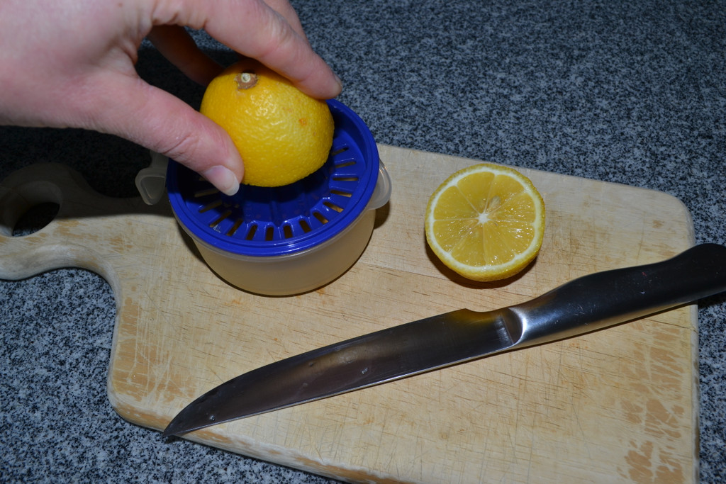 06 Presse den Saft einer halben Zitrone aus.JPG