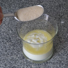07 Mische Zitronensaft und Zucker unter das Joghurt.JPG