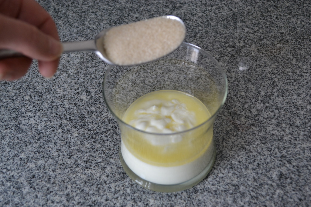 07 Mische Zitronensaft und Zucker unter das Joghurt.JPG