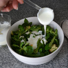 08 Gie__e das Dressing __ber den Salat___.JPG