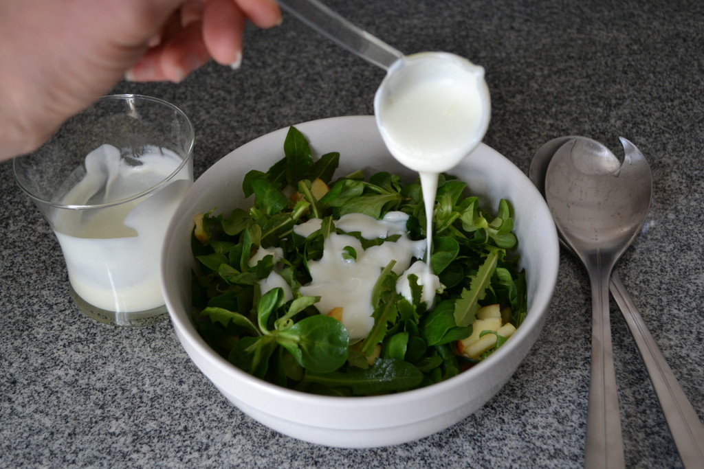 08 Gie__e das Dressing __ber den Salat___.JPG