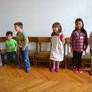 02 Aufgeregt warten die KIBE-Kinder auf die Musikstunde.JPG