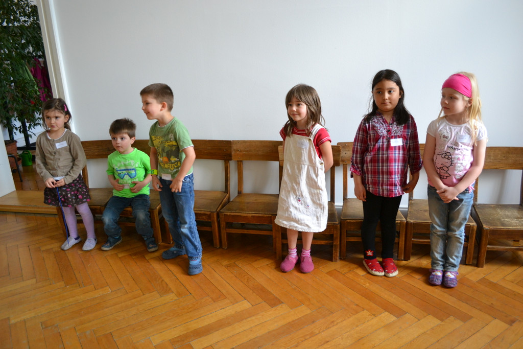 02 Aufgeregt warten die KIBE-Kinder auf die Musikstunde.JPG