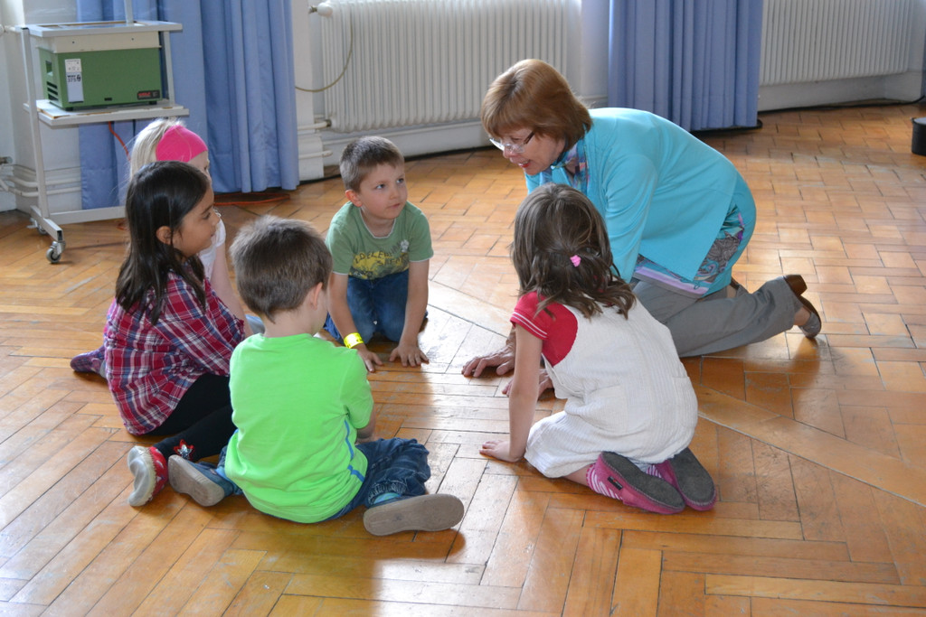 07 Renate P__cheim und KIBE-Kinder.JPG