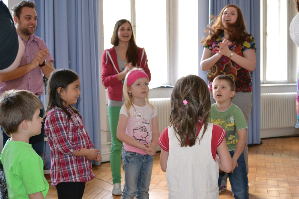08 KIBE-Kinder mit Studenten.JPG