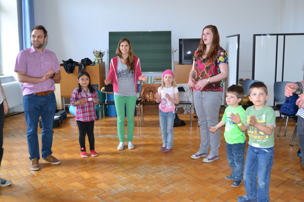 09 Studenten und Kinder beim Echo-Klatschen.JPG