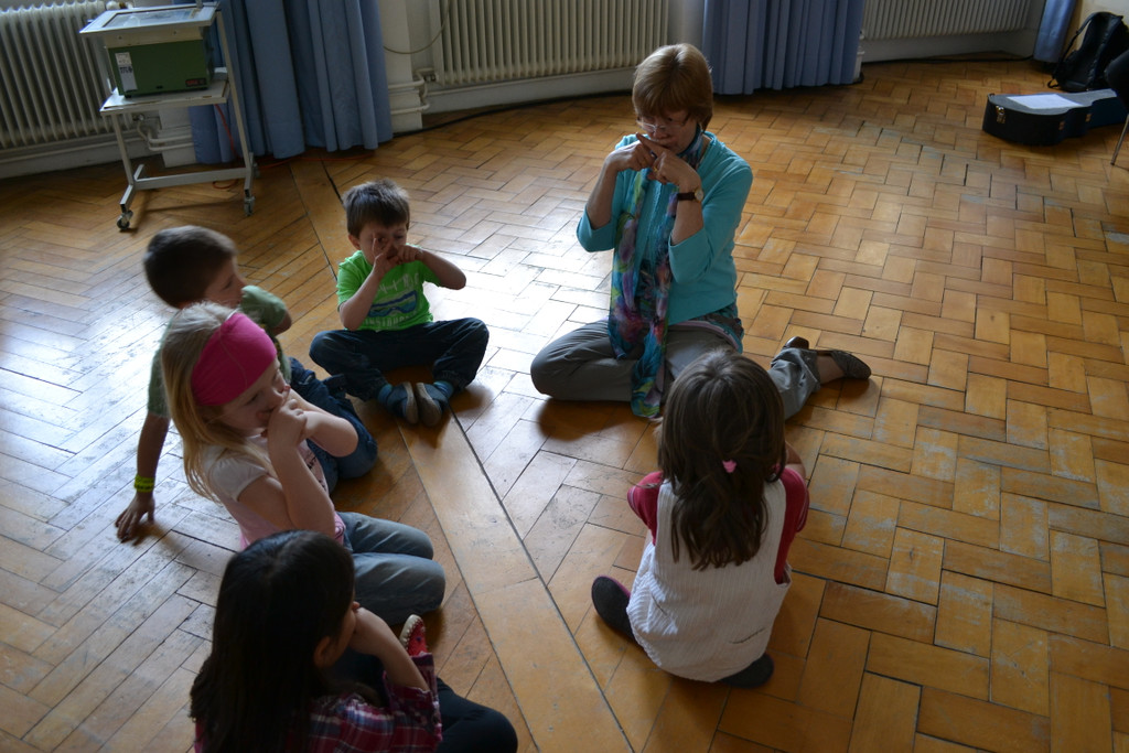 10 Rhythmisches Sprach- und Bewegungsspiel.JPG