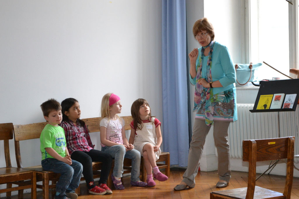 14 Frau P__cheim erkl__rt___.JPG