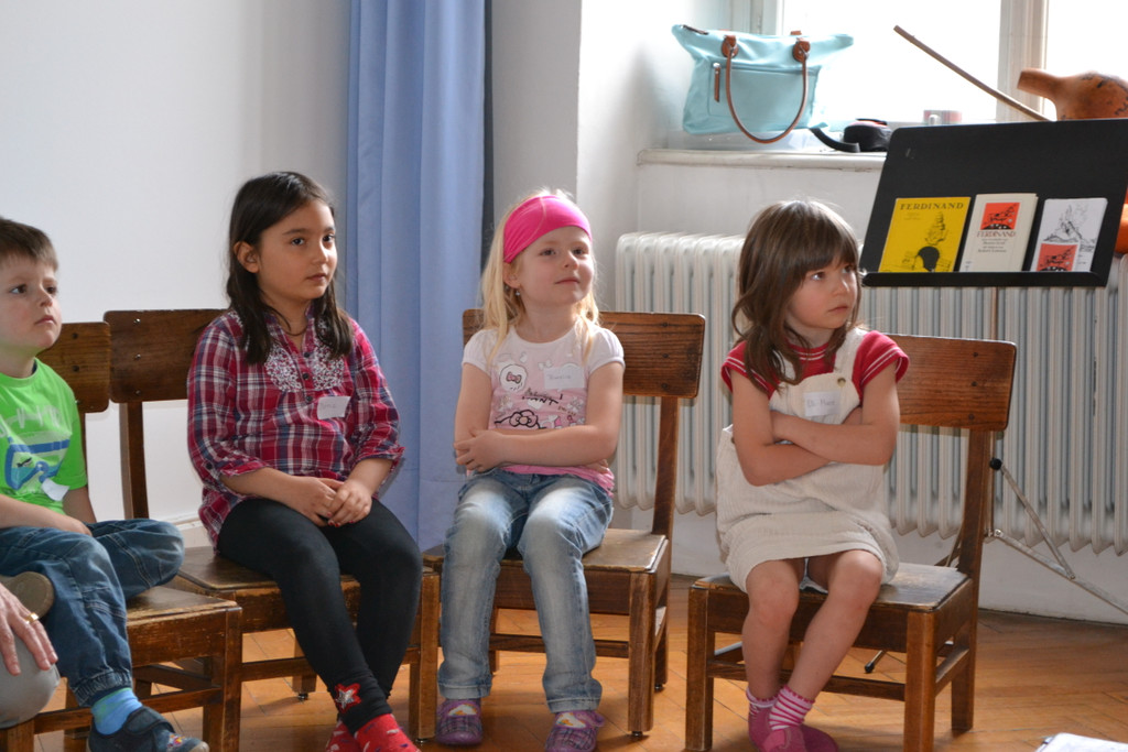 15 ___und die Kinder h__ren aufmerksam zu.JPG