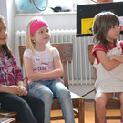 17 Deniz _6__ Aurelia _6_ und Elli-Marie _5_ sind fasziniert.JPG