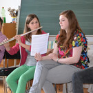 21 Lisa spielt f__r die Kinder mit ihrer Querfl__te.JPG