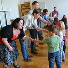 24 Studenten und Kinder singen Aba gr__a__ di.JPG
