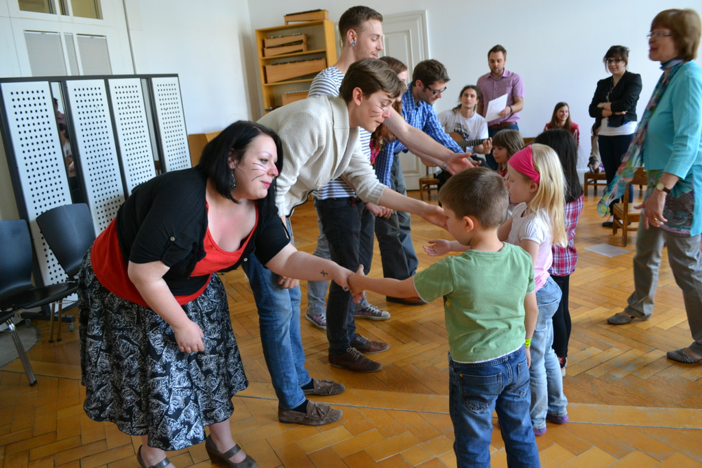 24 Studenten und Kinder singen Aba gr__a__ di.JPG