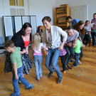 25 Studenten und Kinder beim gemeinsamen Tanz.JPG