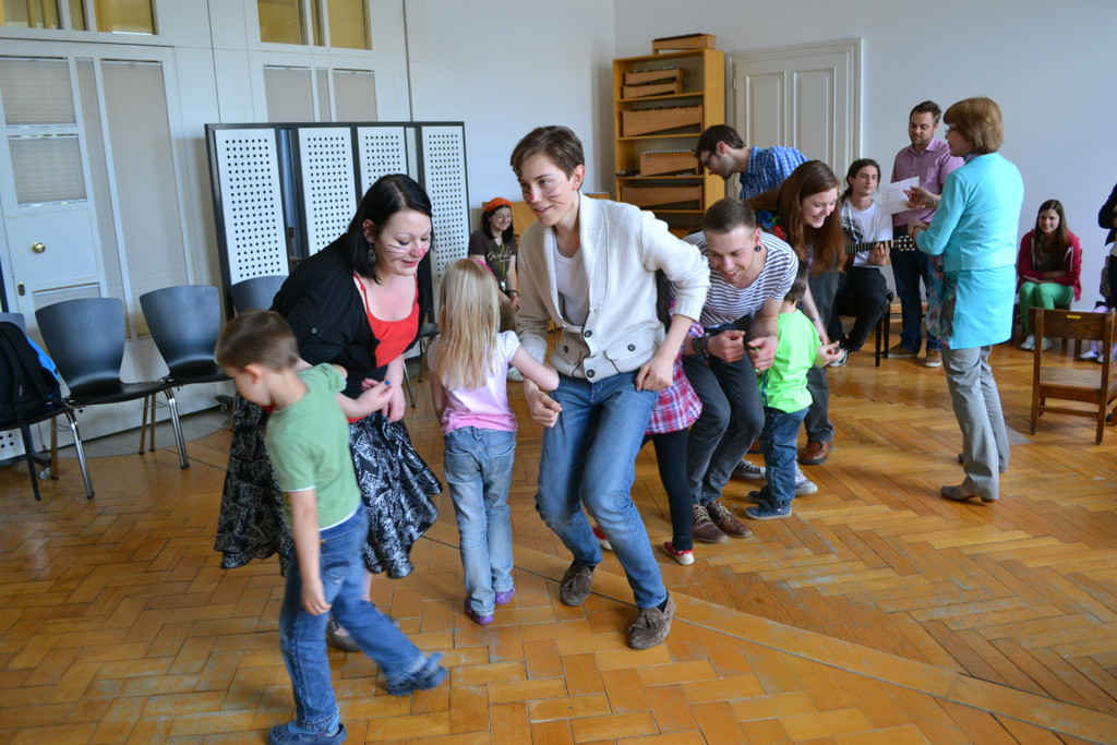 25 Studenten und Kinder beim gemeinsamen Tanz.JPG