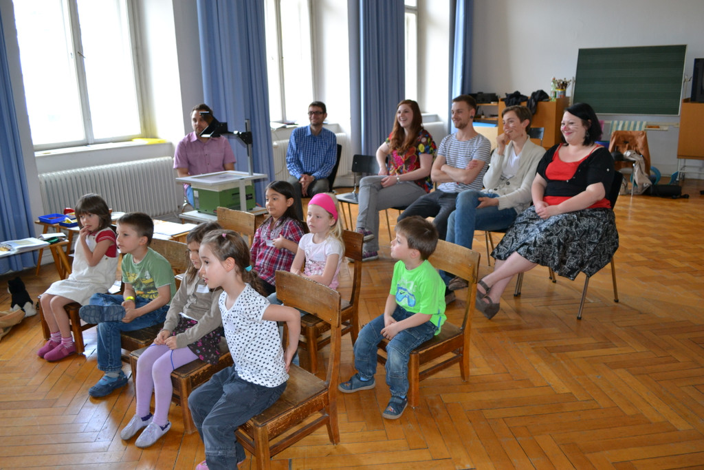 26 Kinder und Studenten gleichsam interessiert.JPG