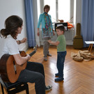 29 Michael _6_ und Thomas versuchen_ eine Saite zu spannen.JPG