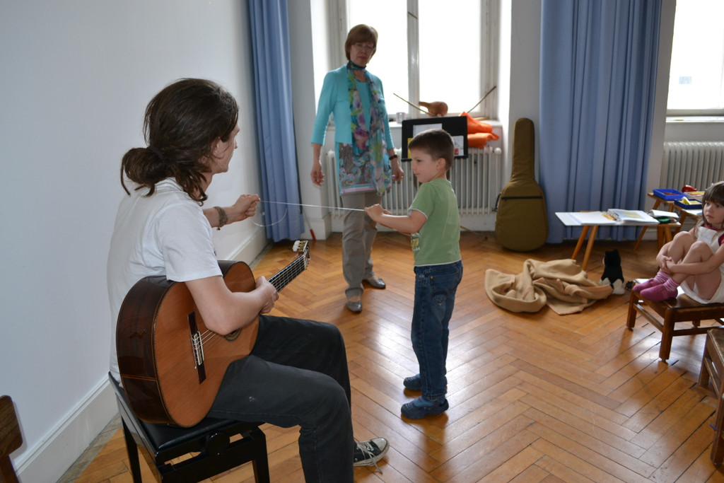 29 Michael _6_ und Thomas versuchen_ eine Saite zu spannen.JPG