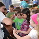 30 Die Kinder f__hlen die Schwingungen an  de Gitarre.JPG