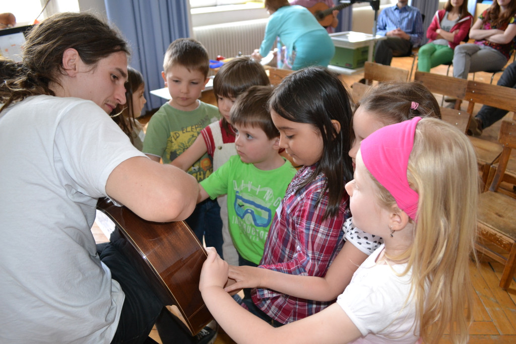 30 Die Kinder f__hlen die Schwingungen an  de Gitarre.JPG