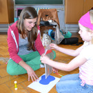 37 Lisa und Aurelia _6_ basteln eine Papiergitarre.JPG