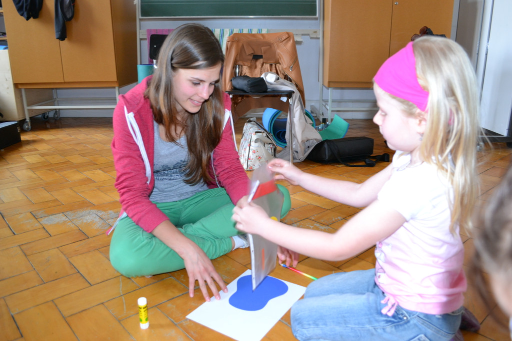 37 Lisa und Aurelia _6_ basteln eine Papiergitarre.JPG