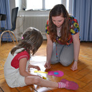 38 Elli-Marie _5_ und Anna basteln gemeinsam.JPG