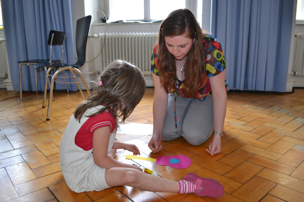 38 Elli-Marie _5_ und Anna basteln gemeinsam.JPG