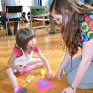 39 Elli-Marie _5_ und Anna beim Basteln.JPG