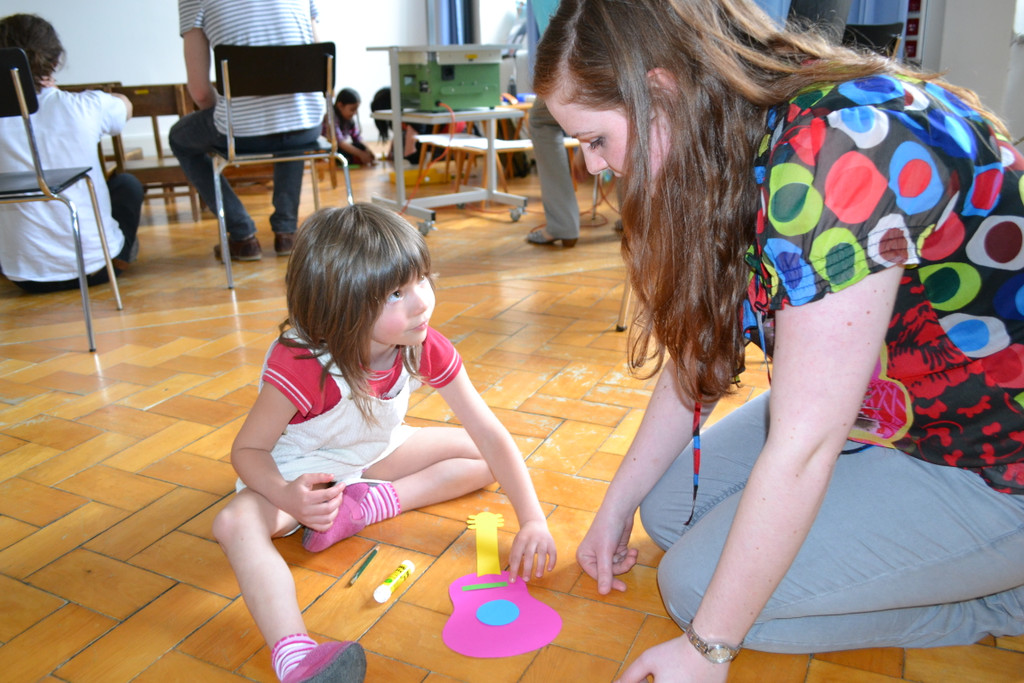 39 Elli-Marie _5_ und Anna beim Basteln.JPG