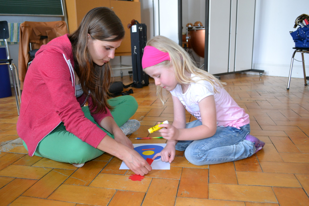 40 Lisa und Aurelia _6_ beim Basteln.JPG