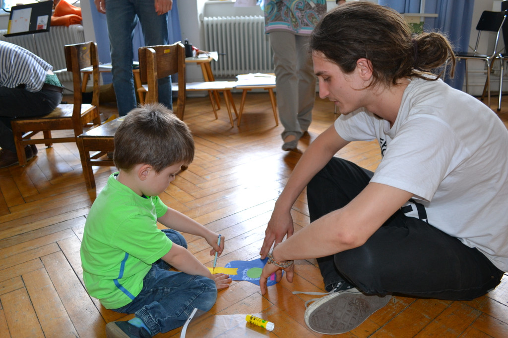 41 Leonard _4_ und Thomas basteln eine Gitarre.JPG