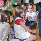 45 Fasziniert lauschen die Kinder Moniques Gesang.JPG